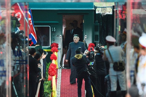 Chủ tịch Triều Tiên Kim Jong-un bước xuống tàu.